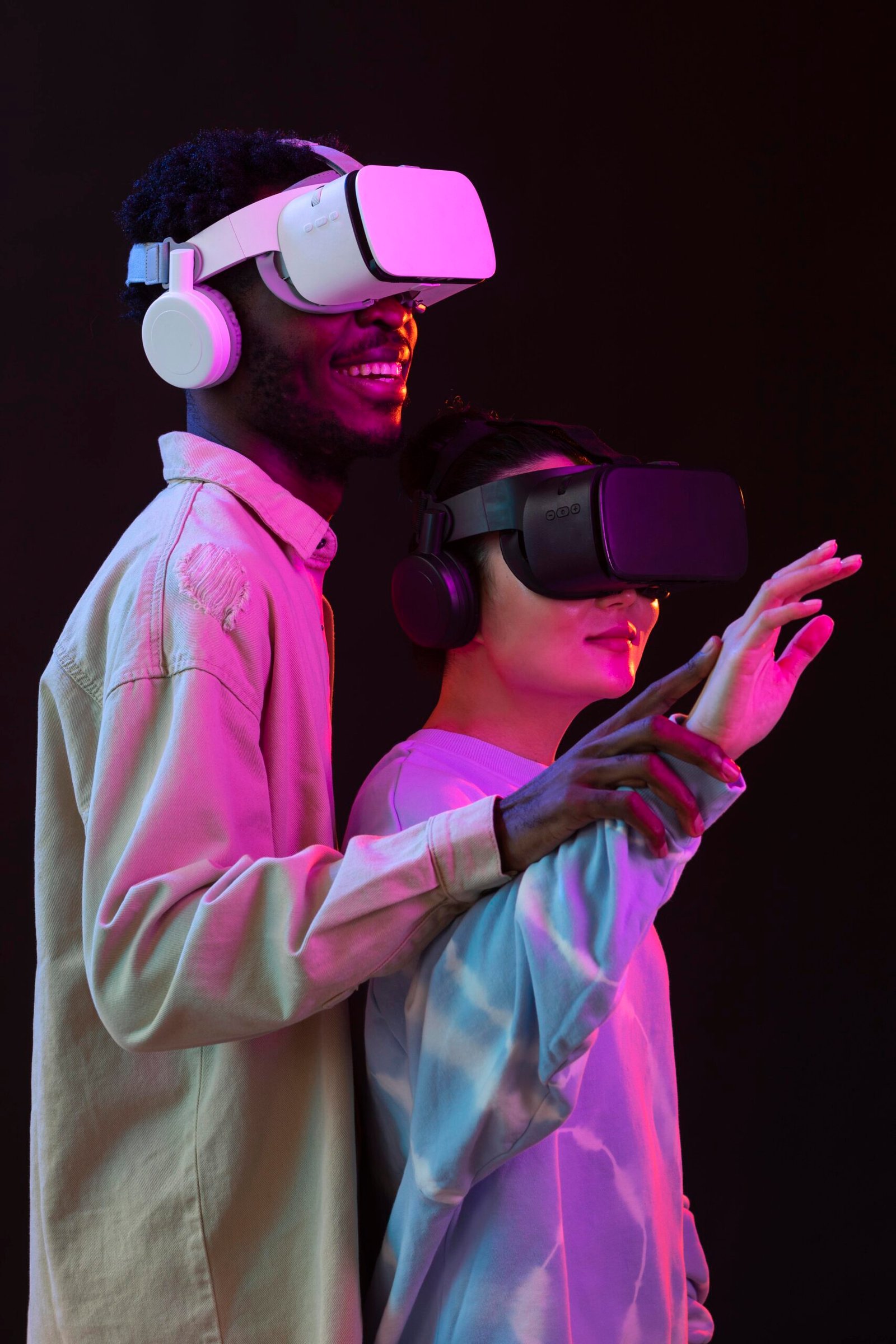 Inicio mujer joven y hombre con gafas vr