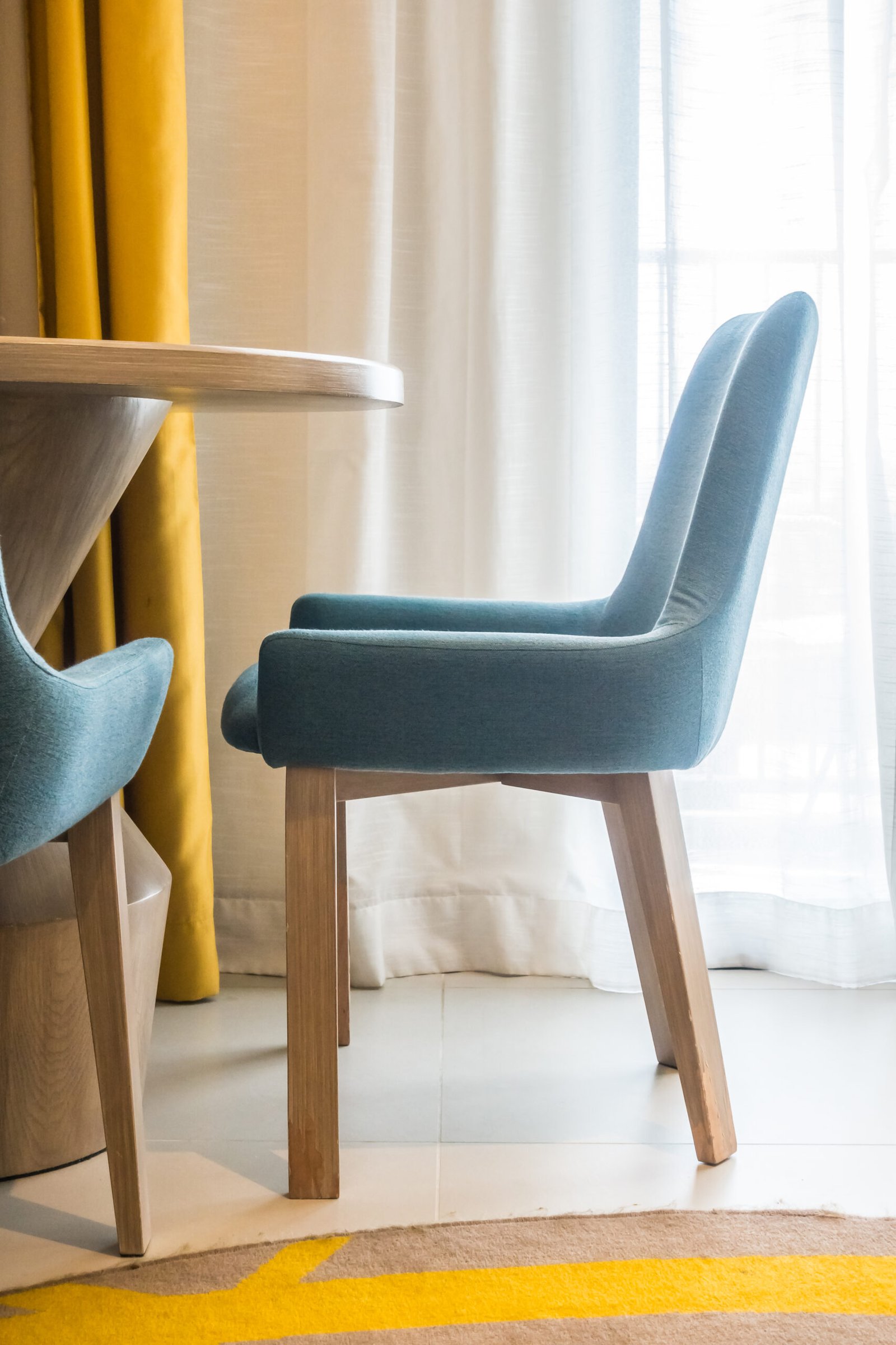 Inicio empty table and chair